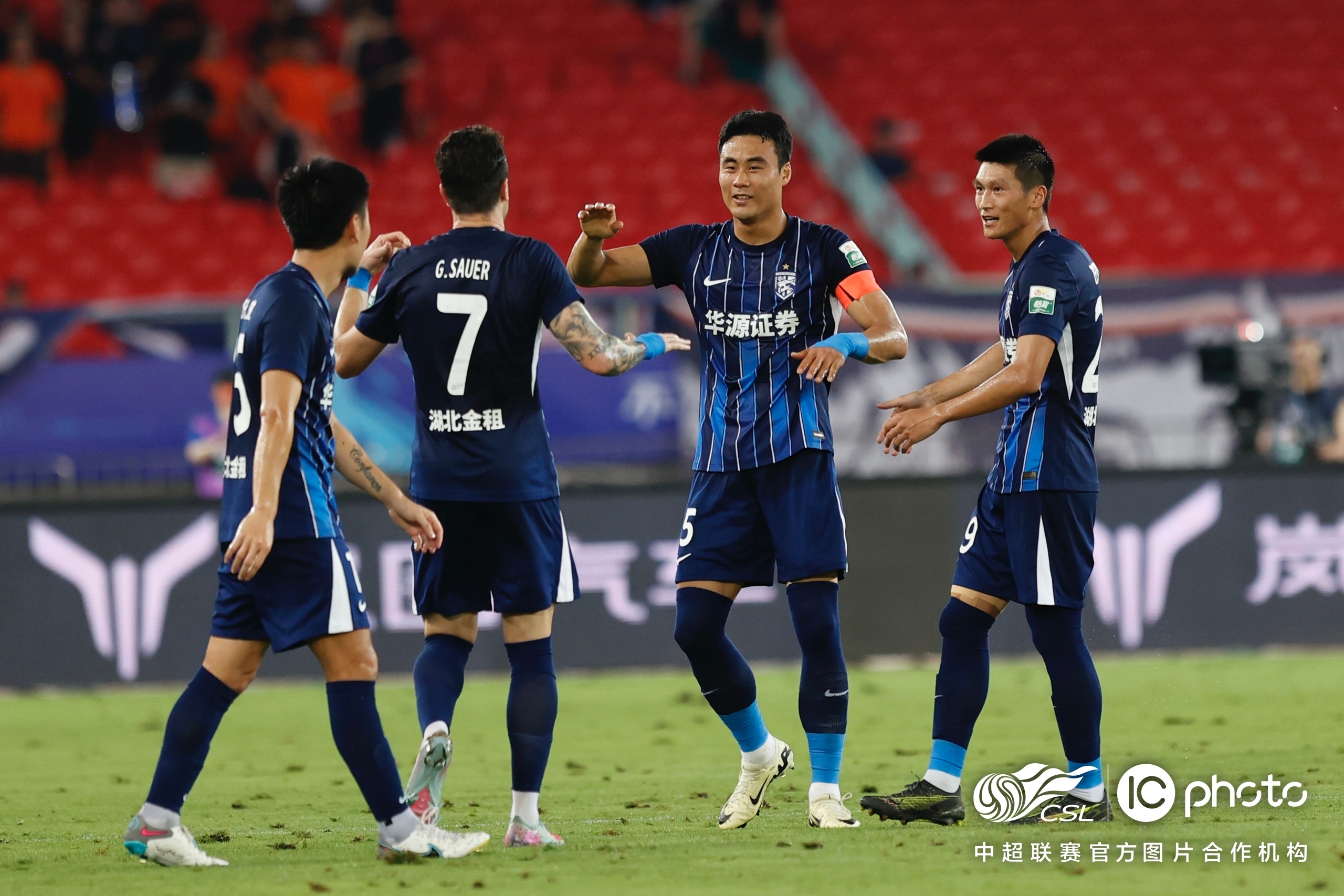 爱游戏网址-武汉三镇迎足总杯关键赛；赛前再遭质疑；引发热议；团队化学反应显著(武汉三镇指的是哪里)