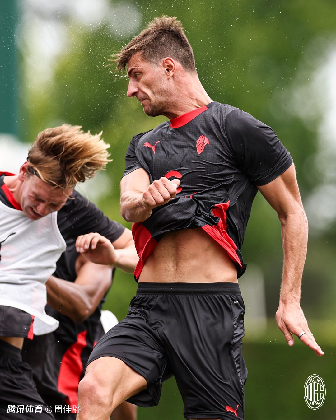 爱游戏入口-包含AC米兰发布备战花絮，今晚绝杀压哨，CBA季后赛任务艰巨，团队化学反应显著的词条